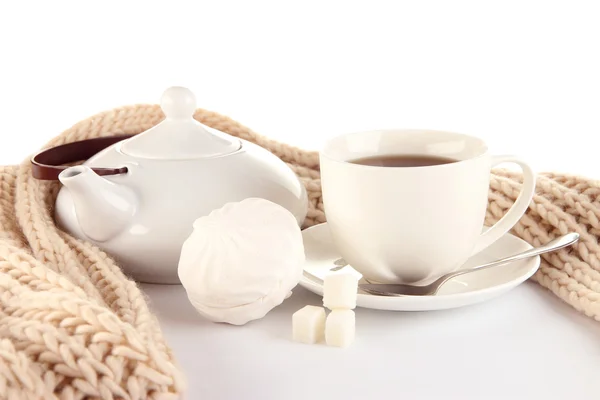 Чашка чаю з шарфом ізольована на білому — стокове фото