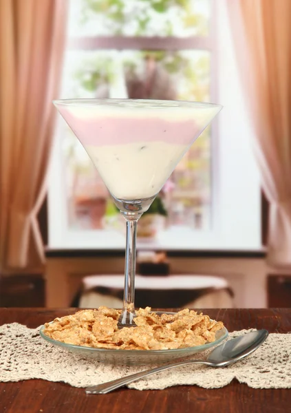 Copa de postre de yogur con bayas, sobre fondo de madera — Foto de Stock