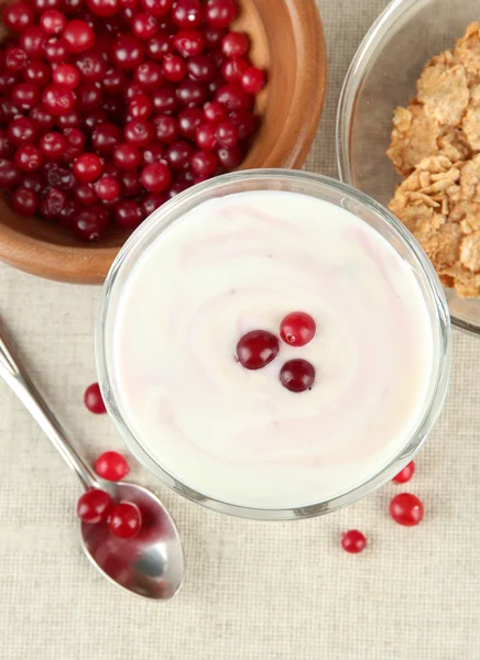 Copa de postre de yogur con bayas, sobre fondo de mantel —  Fotos de Stock