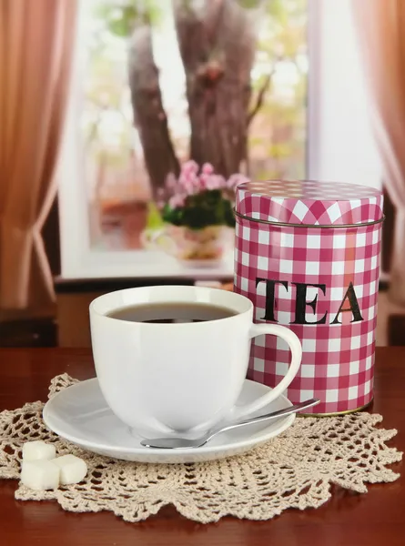 Tarro y taza de té en la mesa en la habitación — Foto de Stock