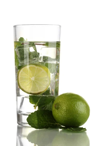 Vaso de agua con hielo, menta y cal aislados sobre blanco — Foto de Stock