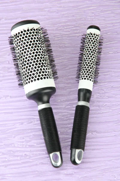 Two black combs on color background — Stock Photo, Image