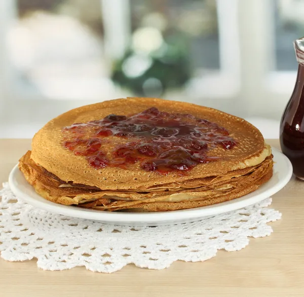 Süße Pfannkuchen auf dem Teller mit Marmelade auf dem Tisch in der Küche — Stockfoto