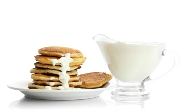 プレートと白で隔離されるコンデンス ミルクの甘いパンケーキ — ストック写真