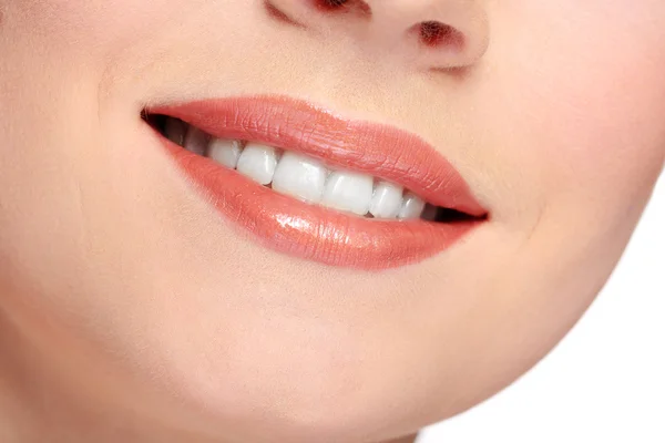 Mulher sorrindo com os dentes isolados no fundo branco — Fotografia de Stock