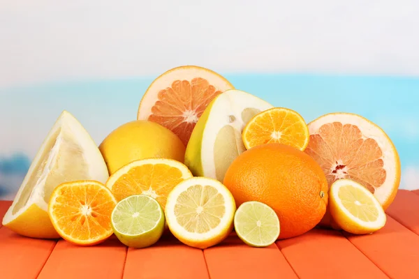 很多成熟的柑橘自然背景上的木桌上 — 图库照片