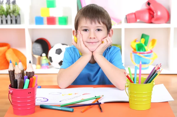 Lindo dibujo de niño en su álbum — Foto de Stock