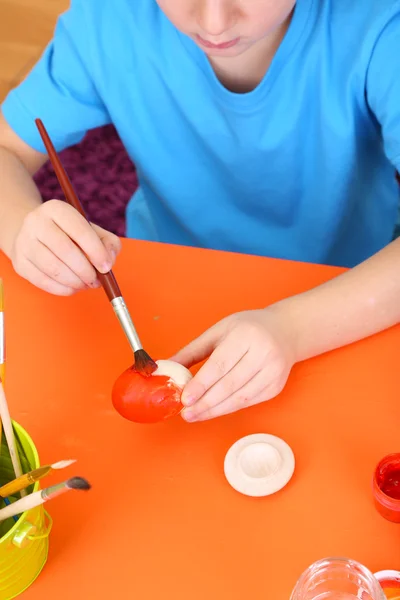 Cute little boy painting easter eggs — Stock Photo, Image