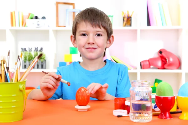 Petit garçon mignon peignant des œufs de Pâques — Photo