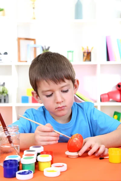 Süßer kleiner Junge bemalt Ostereier — Stockfoto