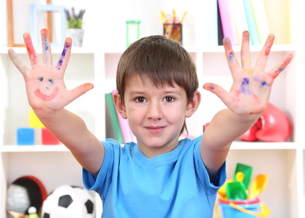 Ragazzo mani dipinte con vernice colorata — Foto Stock