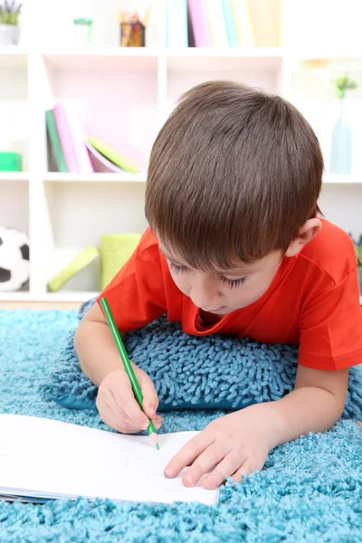 Mignon petit garçon dessin dans son album — Photo