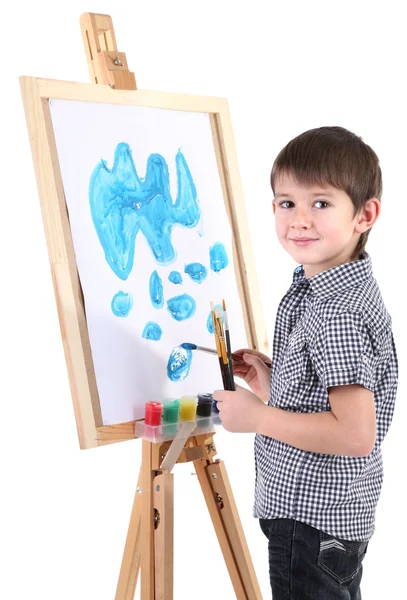 Pequeño niño pintura pinta imagen en caballete aislado en blanco —  Fotos de Stock