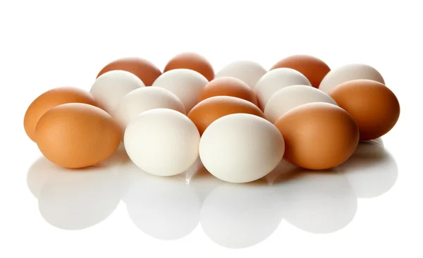 白で隔離される多くの卵 — ストック写真