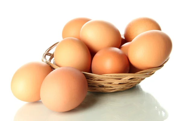 多鸡蛋在篮子上白色隔离 — 图库照片