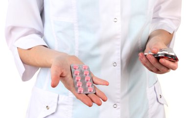 kadın doktor el hapları, üzerinde beyaz izole tutarak yakın çekim