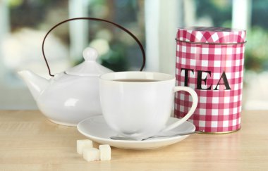 kavanoz ve üzerinde beyaz izole çay