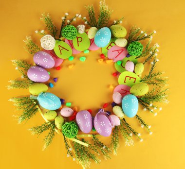 Paskalya Sarı zemin üzerinde dairesel kompozisyon