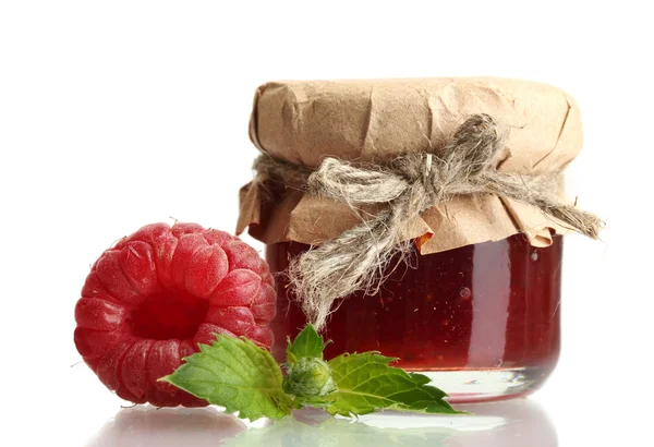 Pot met jam en rijpe frambozen met munt geïsoleerd op wit — Stockfoto