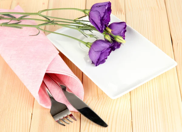 明るいナプキンのクローズ アップ花の食卓用食器類 — ストック写真