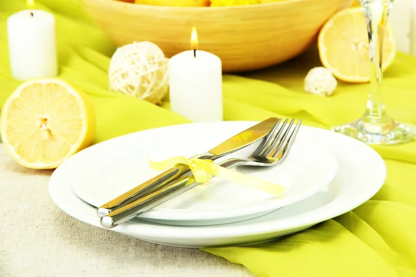Красивый стол с лимонами, крупным планом — стоковое фото