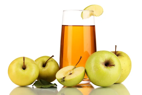 Jugo de manzana útil con manzanas alrededor aisladas en blanco — Foto de Stock