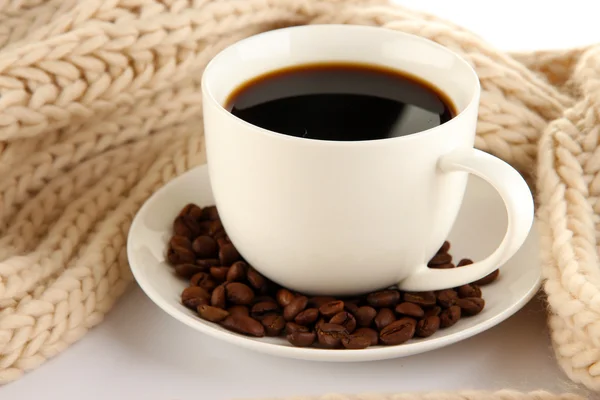 Tasse de café avec écharpe isolée sur blanc — Photo