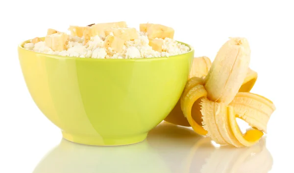 Queso de cabaña en tazón de color con plátano, aislado en blanco —  Fotos de Stock