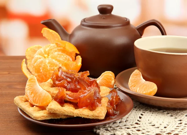 Leichtes Frühstück mit Tee und hausgemachter Marmelade, auf Holztisch — Stockfoto