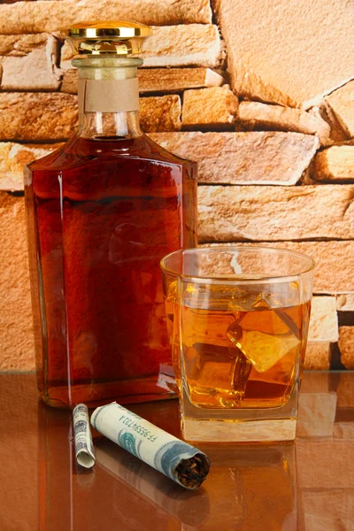 瓶、ウィスキーと葉巻煉瓦上のガラス壁の背景 — ストック写真