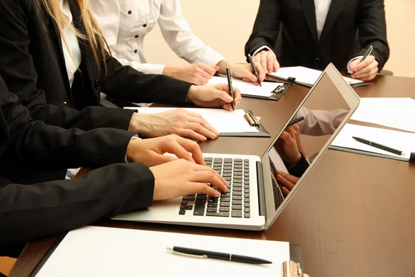 Primo piano delle mani d'affari durante il lavoro di squadra — Foto Stock