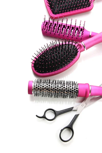Escovas de pente e tesouras de corte de cabelo, isoladas em branco — Fotografia de Stock