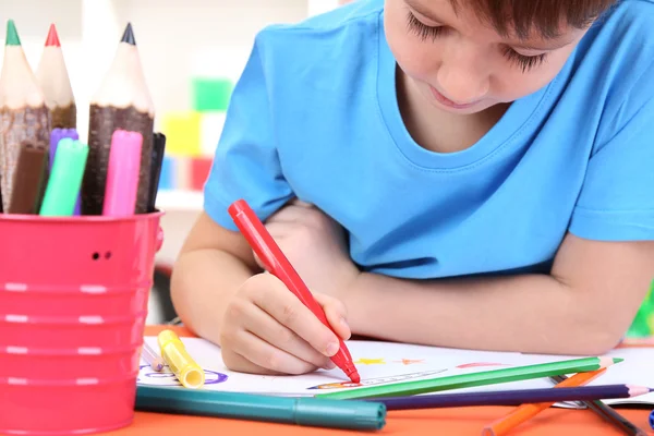 Mignon petit garçon dessin dans son carnet — Photo