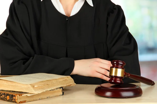 Rechter zitten aan tafel tijdens rechtszittingen op kamer achtergrond — Stockfoto