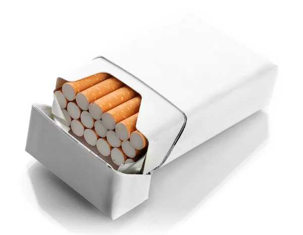 Caja de cigarrillos, aislada sobre un blanco — Foto de Stock