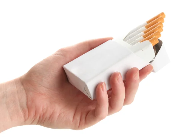 Mão de mulher com caixa de cigarros, isolada em um branco — Fotografia de Stock