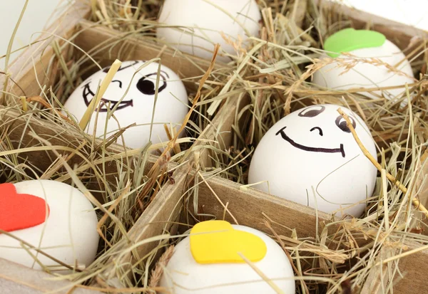 Huevos de Pascua decorativos en cesta de madera de cerca — Foto de Stock