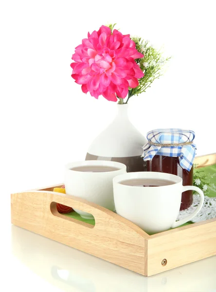 Tazas de té con flor y mermelada en bandeja de madera aislada en blanco —  Fotos de Stock