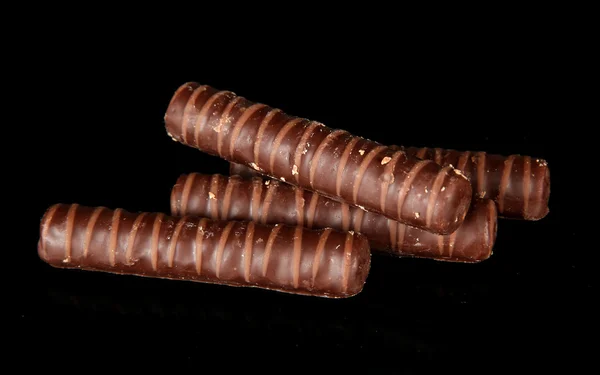 Schokoladenbonbons isoliert auf schwarz — Stockfoto