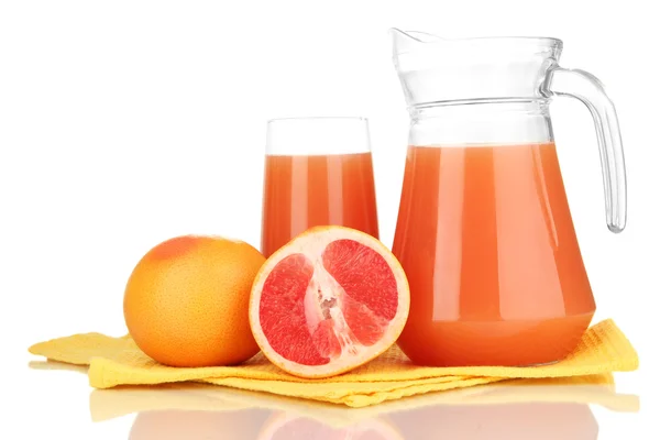 Fullt glas och kanna av grapefruktjuice och grapefrukt isolerad på vit Royaltyfria Stockfoton