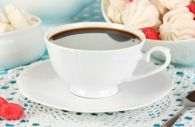 güzel beyaz yemek servisi ile hava meringues mavi masa örtüsü yakın çekim üzerinde