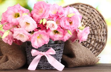 eustoma buket hasır vazoda yeşil zemin üzerine ahşap tablo