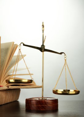 Altın pul adalet ve gri arka plan üzerine kitaplar