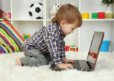 sevimli küçük çocuk ve oda içinde defter