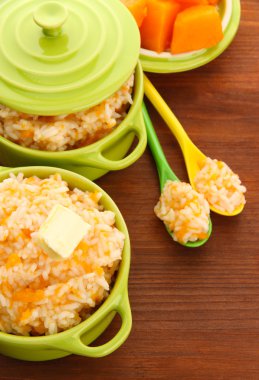 Tat pirinç lapası kabak ahşap arka plan üzerinde tencere ile