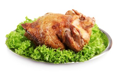 plaka üzerinde beyaz izole marul yaprakları ile lezzetli bütün kavrulmuş tavuk