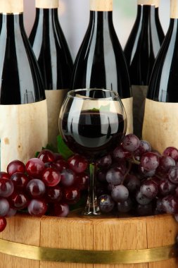 kompozisyon, şarap şişeleri, cam ve ahşap varil üzerinde üzüm yakın çekim