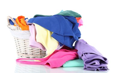 ahşap sepet beyaz izole giysilerle