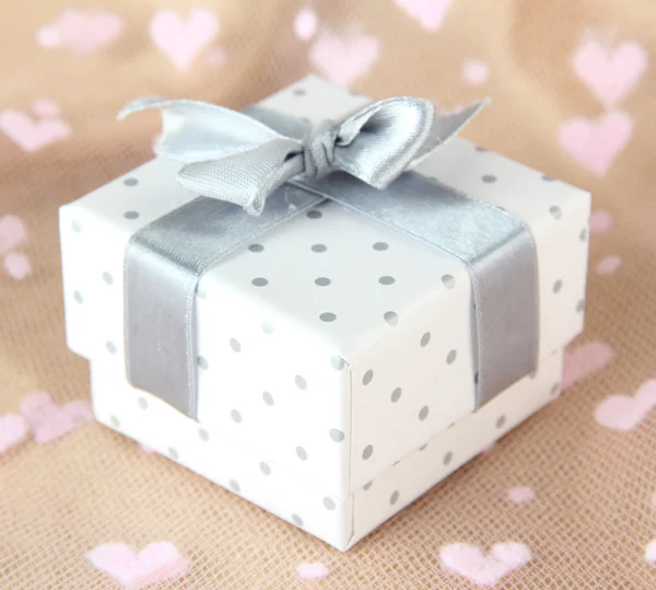 Renkli arkaplanda gümüş kurdeleli renkli hediye kutusu — Stok fotoğraf