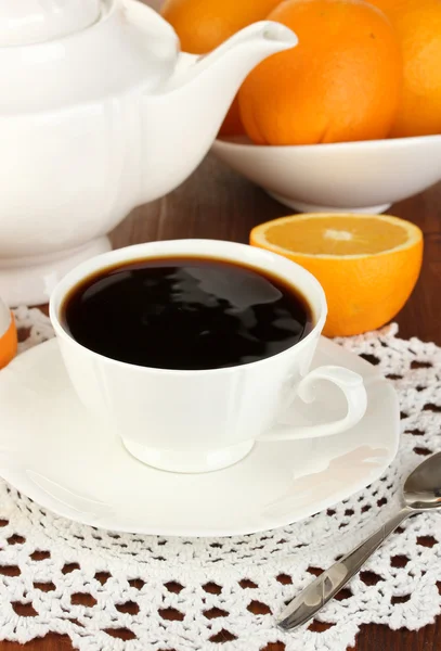 güzel beyaz yemek servisi ile portakal ahşap masa yakın çekim üzerinde